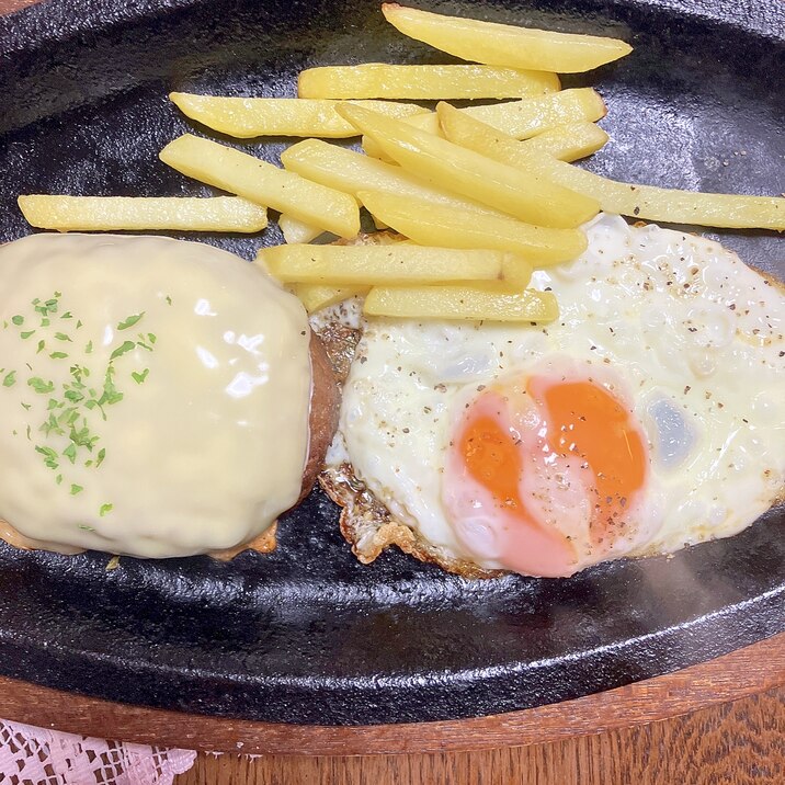 目玉焼きチーズハンバーグ